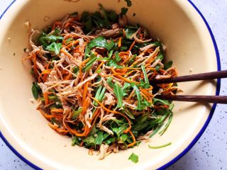 27、虫草花芝麻菜拌鸡丝,搅拌均匀即可