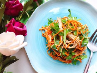 28、虫草花芝麻菜拌鸡丝,装盘