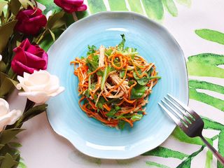 30、虫草花芝麻菜拌鸡丝,成品图