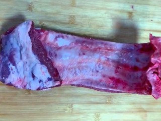 1、糖醋排骨,首先准备一块新鲜排骨