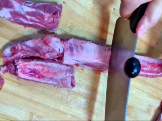 2、糖醋排骨,剁成小块