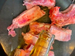 3、糖醋排骨,冷水下锅加料酒
