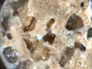 4、糖醋排骨,煮出血沫捞出控水