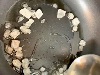 5、糖醋排骨,起锅烧油放入冰糖