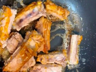 7、糖醋排骨,下入排骨翻炒上色