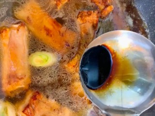 8、糖醋排骨,加清水没过排骨，放葱，姜，白醋，生抽，老抽