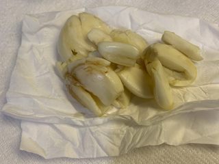 1、丝瓜炒肉,蒜拍扁切片