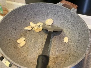 4、丝瓜炒肉,冷锅热油，放入蒜爆香