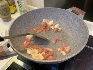 5、丝瓜炒肉,放入瘦肉翻炒均匀