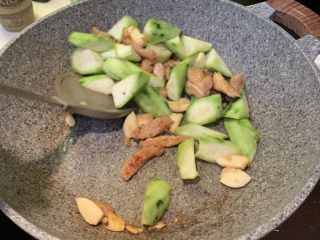 7、丝瓜炒肉,放入丝瓜进去翻炒