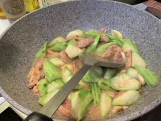 10、丝瓜炒肉,加入一勺糖