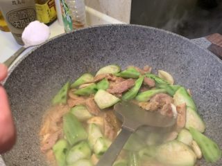 12、丝瓜炒肉,最后加上盐翻炒均匀