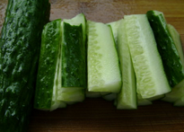 1、酸辣黄瓜,将黄瓜放入水中浸泡10分钟祛除残留农药， 连皮（皮特别营养千万别仍）切条状。