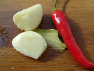 2、酸辣黄瓜,准备姜片，蒜瓣，朝天椒。