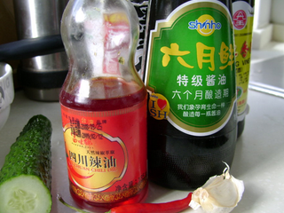 3、酸辣黄瓜,准备调料