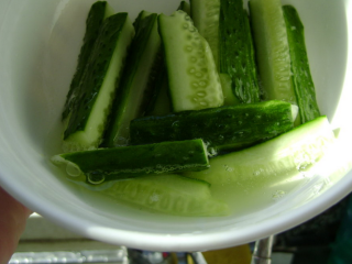 4、酸辣黄瓜,黄瓜用盐腌制10分钟，看到有 绿色的水出来就可以冲洗好备用了。这是黄瓜 爽口，脆的关键。