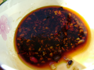 5、酸辣黄瓜,调料倒入小碗，再加入切成碎末的蒜蓉和姜末，加入适量朝天椒就好了。