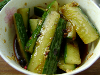 6、酸辣黄瓜,将腌制好的黄瓜放入其中浸泡10分钟就可以 享用啦