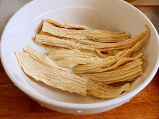 1、黄瓜拌腐竹,腐竹最好提前一晚浸泡，常温水浸泡就行。