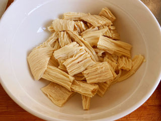 3、黄瓜拌腐竹,像这样大小的段就可以了。