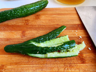 4、黄瓜拌腐竹,黄瓜拍几下，就是从前到后拍开。