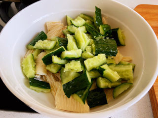 6、黄瓜拌腐竹,黄瓜腐竹放到一起。