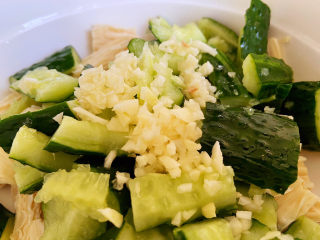 7、黄瓜拌腐竹,大蒜切成末倒入黄瓜和腐竹中拌一下。