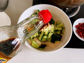 9、黄瓜拌腐竹,生抽也少加一点。