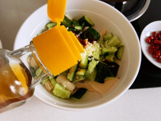 10、黄瓜拌腐竹,香油也是凉拌菜的灵魂呢。