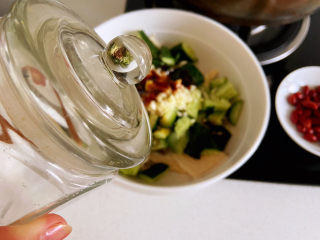 11、黄瓜拌腐竹,盐一定要少加，不然会咸的。