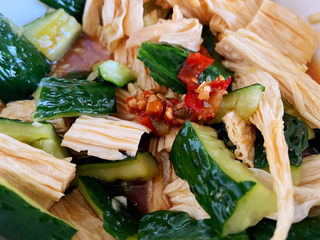 13、黄瓜拌腐竹,我还加了一点辣椒酱，也可以加入辣椒油，如果可以的话，再加点花椒油，花椒油也是凉拌菜的灵魂。把所有这些都拌匀。