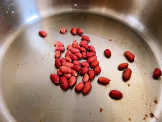 14、黄瓜拌腐竹,最后用油炒一把花生米。