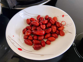 15、黄瓜拌腐竹,炒花生米全程要小火，看着花生米有的爆开了，基本就差不多了。