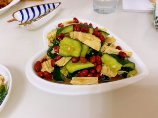 16、黄瓜拌腐竹,花生米晾凉以后就可以倒入盘中了。