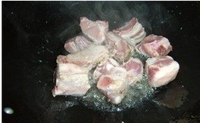 1、干炒橙香排骨,锅中倒入少量的水，水开后放入排骨不停地翻炒，直到水分干后，排骨炒出油来