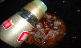 4、干炒橙香排骨,倒入番茄酱、白糖翻炒