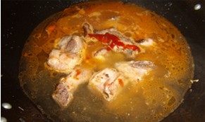 5、干炒橙香排骨,炒好后倒入开水漫过排骨好，再撒入少量的白糖，大活焖一会儿，不要盖锅盖