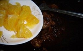 6、干炒橙香排骨,等水差不的时候，倒入切好的香橙丁，撒点食盐，大火收汁，撒上白芝麻即可