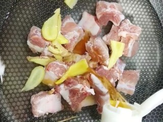 1、糖醋排骨,排骨切块凉水下锅加姜片，料酒