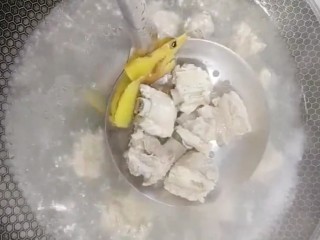 2、糖醋排骨,打去浮沫煮熟捞出
