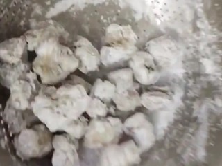 3、糖醋排骨,拍上一层淀粉