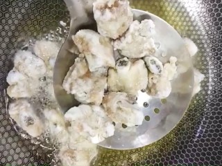 5、糖醋排骨,炸两分钟外表定型捞出