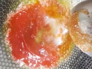 6、糖醋排骨,锅中留少许油，放入番茄酱，白糖，白醋，盐，熬制浓稠起泡