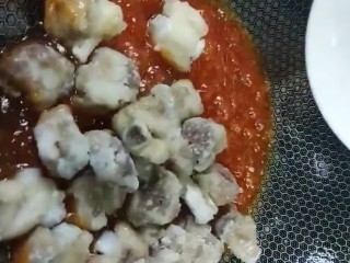 7、糖醋排骨,放入排骨翻拌均匀