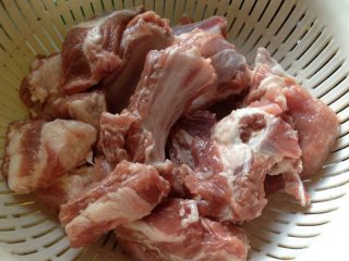 1、糖醋排骨,肋排洗净，清水浸泡十分钟，去血水，沥干备用（有条件可以再加少许盐腌制0.5-1小时，这样更入味）；