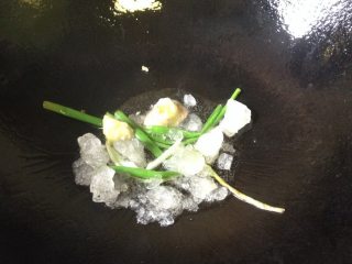 2、糖醋排骨,炒锅大火，倒入食用油烧热，转中火放入葱姜和冰糖炒至冰糖融化，油糖混合成棕黄色（微焦糖色）；