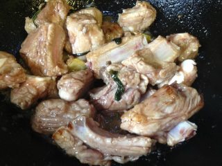3、糖醋排骨,倒入排骨，翻炒至排骨微焦；