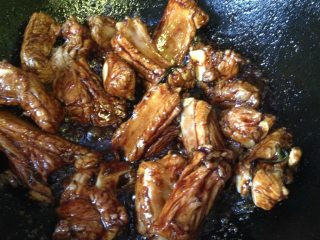 4、糖醋排骨,淋料酒炒香，加老抽翻炒上色；