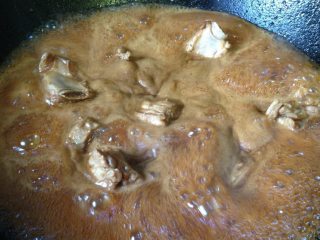 5、糖醋排骨,加入开水转大火煮沸；捞去上面的浮末；