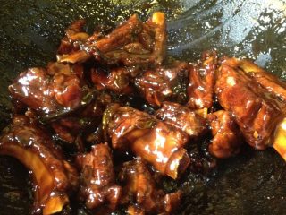 6、糖醋排骨,加入山楂和醋，少许盐调味（不要太咸，后面收汁后会变咸些），大火开盖煮三分钟，转小火炖20分钟（喜欢软烂的可以多煮5分钟）；